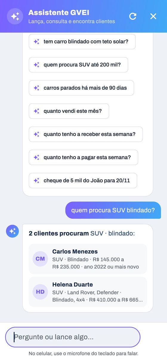 Assistente mostrando os clientes que procuram um SUV blindado