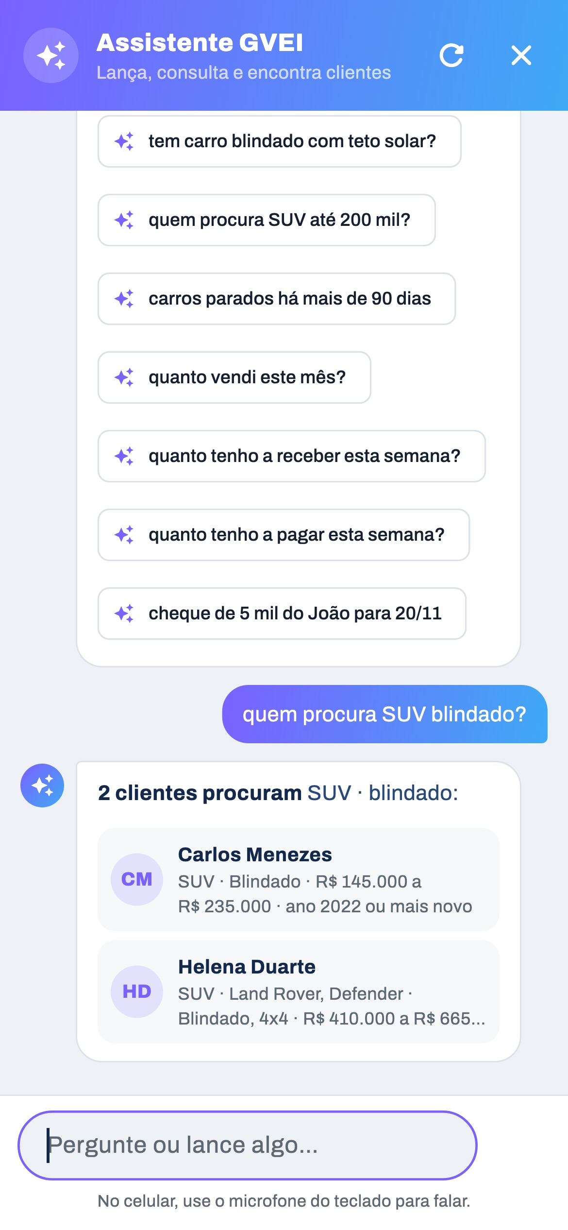 Assistente mostrando os clientes que procuram um SUV blindado